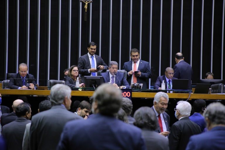 Plenário encerra sessão e vai reabrir outra com novo quórum; acompanhe