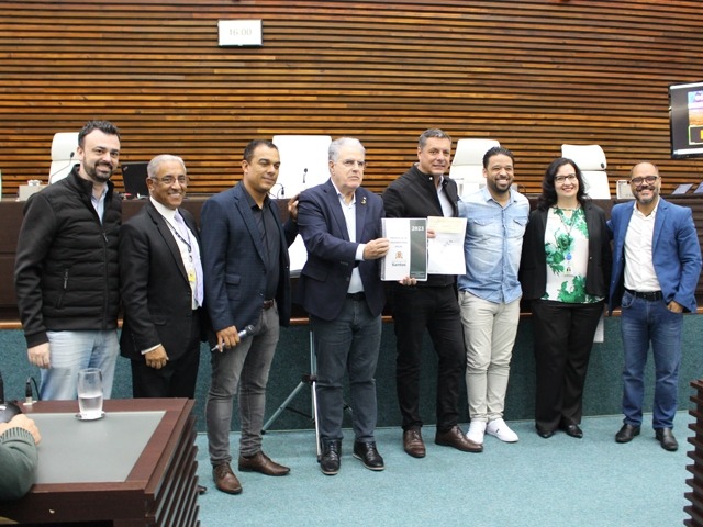 Prefeito de Santos recebe cheque de R$ 15 milhões da Câmara; é a sobra do duodécimo