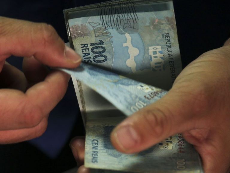 Medida provisória eleva salário mínimo para R$ 1.302 em janeiro
