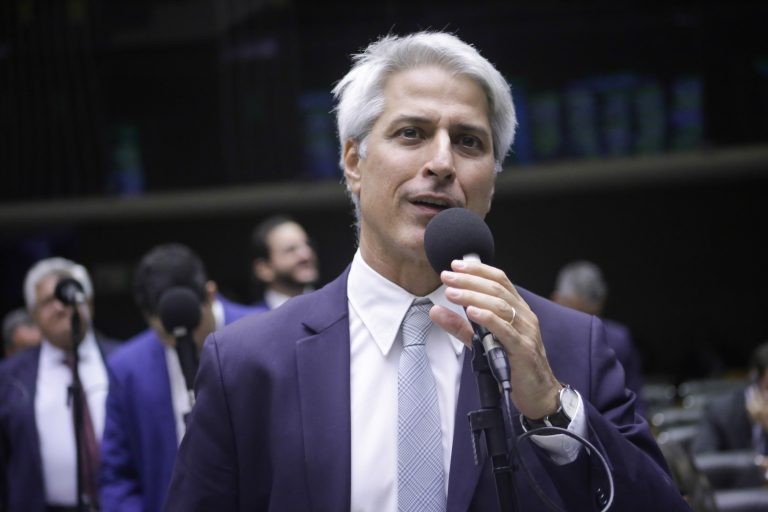 Comissão de Educação pode ouvir ministro sobre bloqueio de recursos para universidades