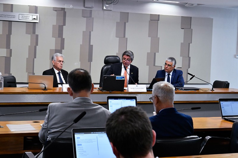Debatedores criticam institutos de pesquisa por erros em previsões nas eleições