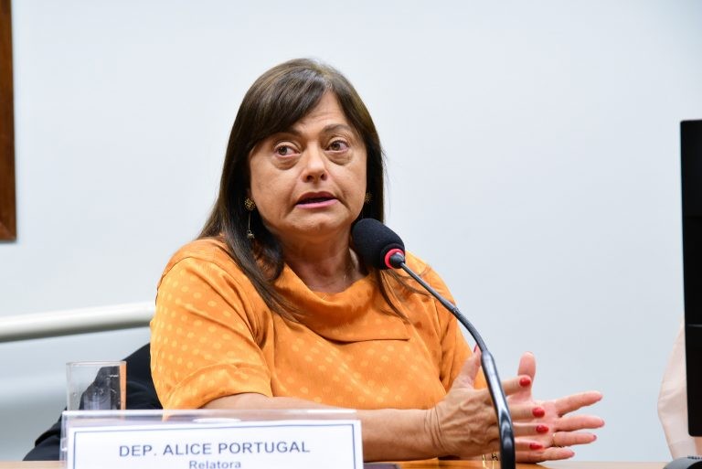 Comissão especial pode votar PEC com recursos para piso da enfermagem nesta quarta