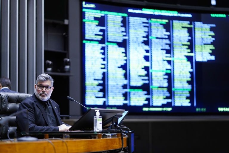Deputados repudiam atos violentos ocorridos nesta segunda-feira em Brasília
