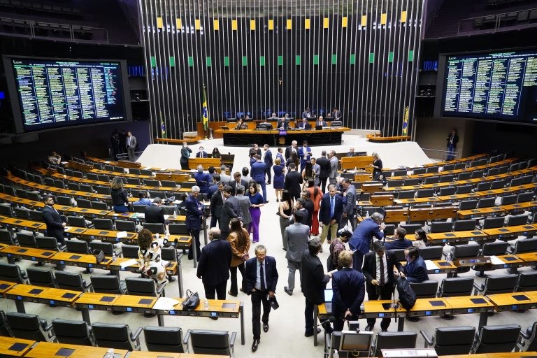Deputados rejeitam pedido de urgência para projeto que autoriza venda de remédios em supermercados; acompanhe