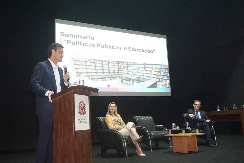 Governo de SP entrega ônibus escolares a municípios do interior