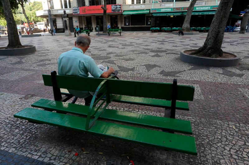 Bolsonaro veta proibição de arquitetura hostil a moradores de rua