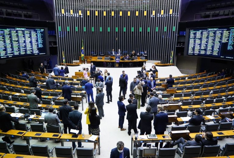 Mais de 60 deputados já se inscreveram para discutir a PEC da Transição nesta terça-feira; acompanhe