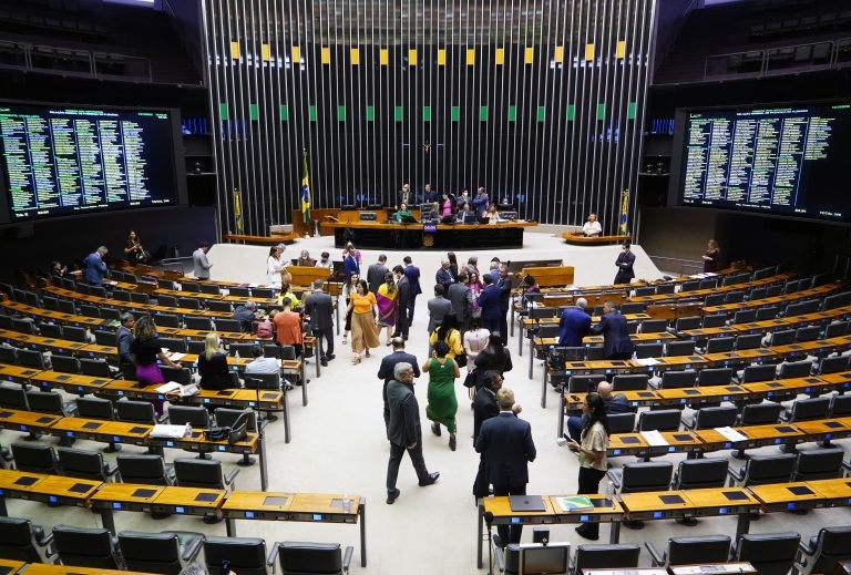 Deputados analisam projeto sobre normas gerais das polícias militares; acompanhe