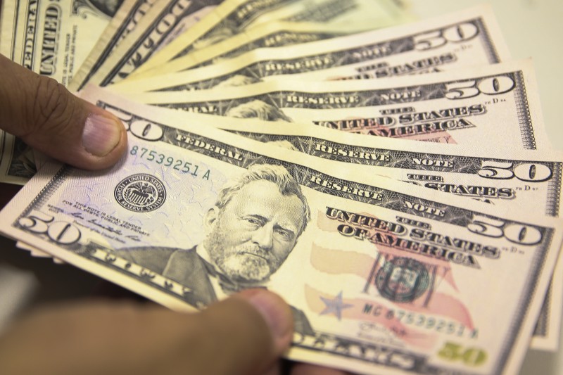 Dólar fecha praticamente estável após elevação de juros nos EUA