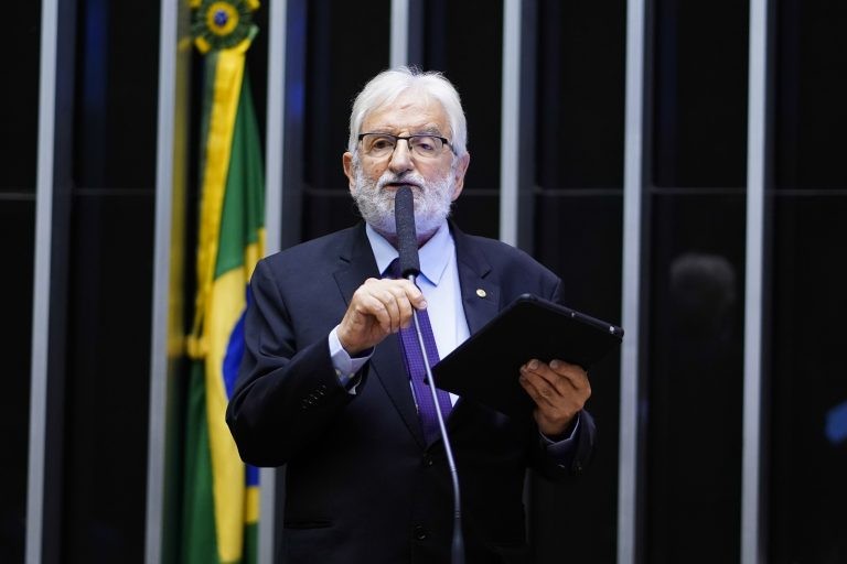 Comissão aprova reserva de vagas em universidades para pessoas com deficiência e bolsistas