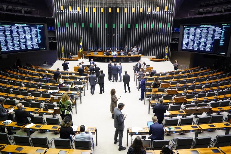 Câmara pode votar PEC da Transição nesta terça-feira