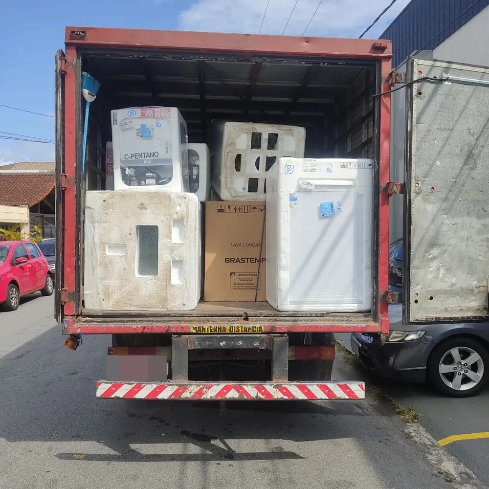 Motorista é preso com eletrodomésticos e alega mudança; carga foi roubada