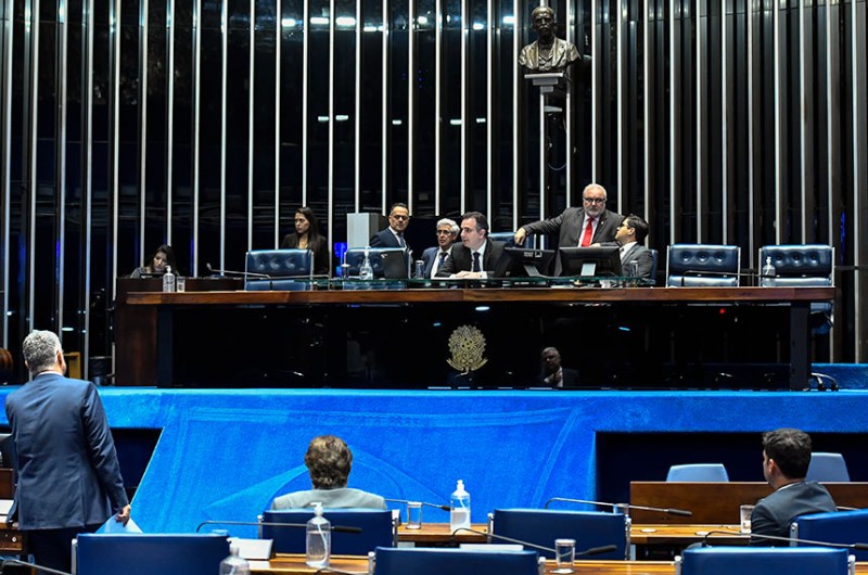 Senado suspende sessão para esperar Câmara decidir sobre PEC da Transição