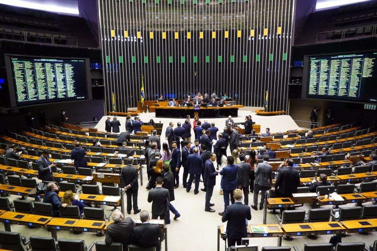 Deputados retomam votação em primeiro turno da PEC da Transição; acompanhe