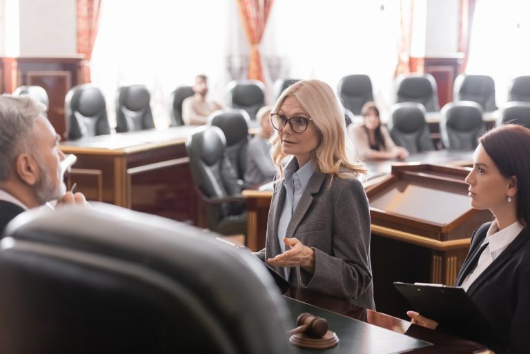 Nova lei determina que advogado fique na mesma altura do juiz nas audiências