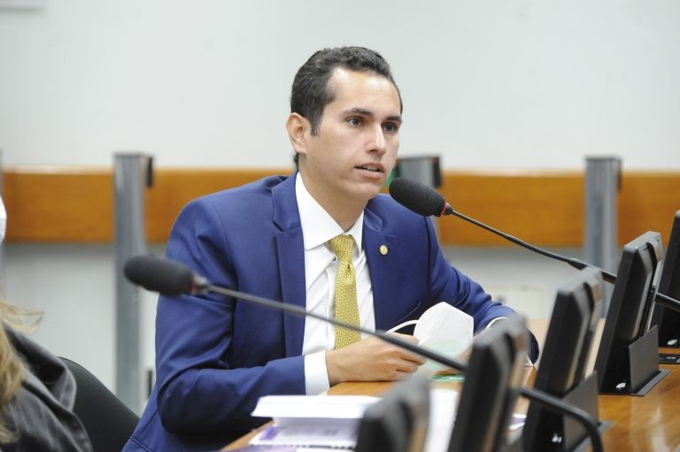 Proposta prevê regras de segurança para aplicativo de banco no celular