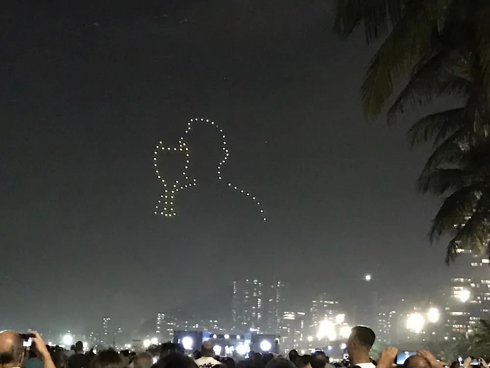 Na festa da virada, drones projetam Pelé no céu; velório começa na segunda