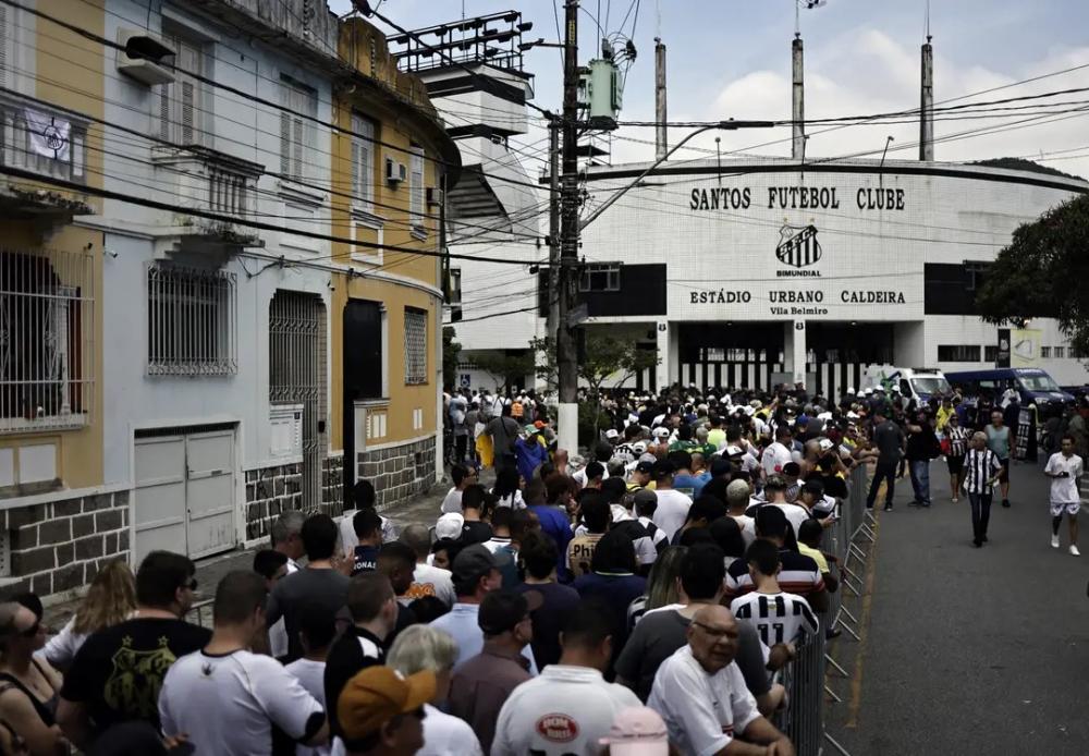 Governador e prefeito de São Paulo chegam ao funeral de Pelé; Rei será sepultado em mausoléu