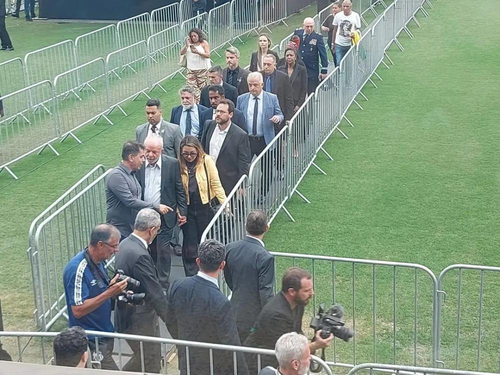 Lula presta homenagem ao Rei do futebol; corpo de Pelé será sepultado em instantes no mausoléu