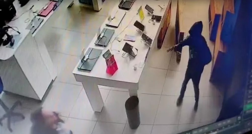 Assaltantes armados invadem loja em Bertioga e dominam funcionário; a PM prendeu os criminosos