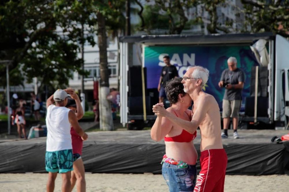 Aulão de dança na Orla do Gonzaga atrai público em Santos;neste domingo vai até 19h
