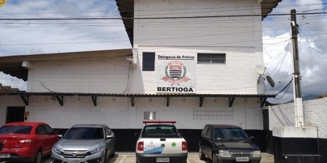 Três ladrões invadem casa, dominam idosa e conseguem transferências por Pix; polícia investiga