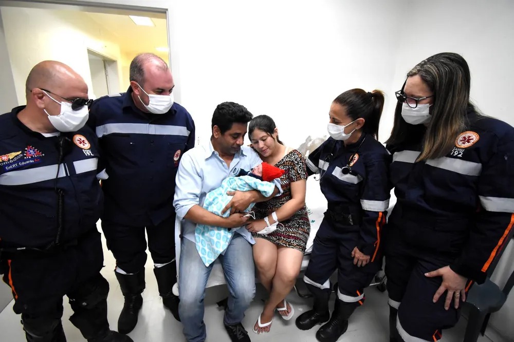 Bebê apressado nasce dentro da ambulância e leva socorristas às lágrimas;Abrahãozinho chegou! 