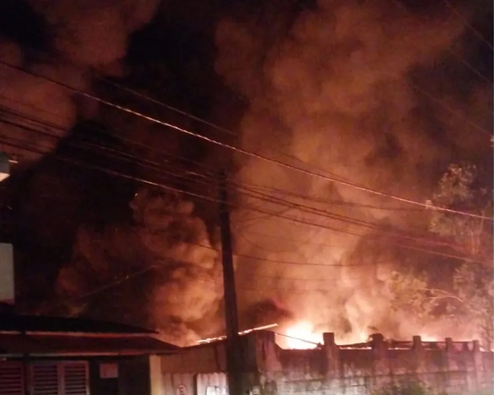 Incêndio acaba com oficina de lanchas na madrugada;bombeiros usaram oito viaturas