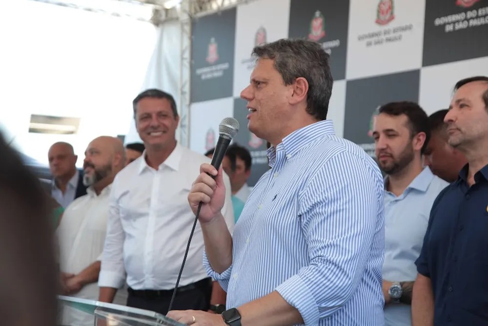 Tarcísio visita Santos no aniversário da cidade e anuncia mais de 570 casas;também entregou título de propriedade