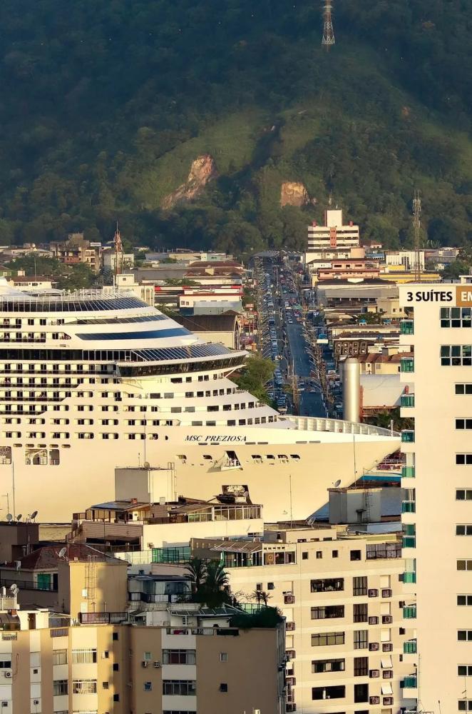 Foto feita por fonoaudióloga passa impressão de navio invadindo Santos