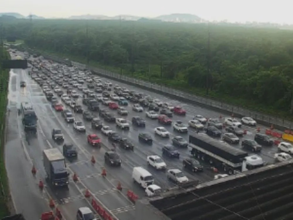Ecovias usa SAI 2x8 para ajudar motoristas que deixam o litoral sul;fluxo intenso