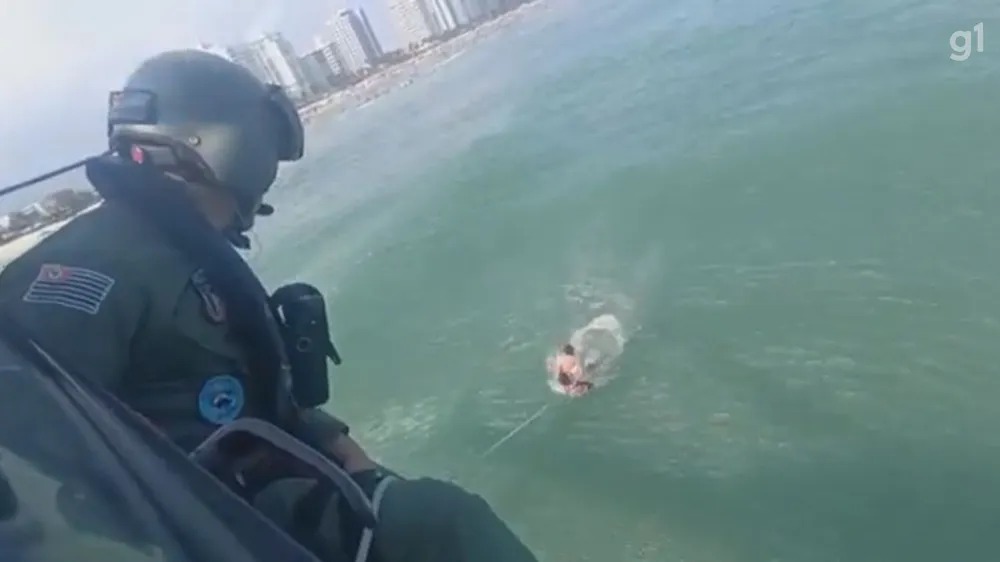 Policiais do Águia resgatam dois banhistas que estavam se afogando; foi usado o puçá