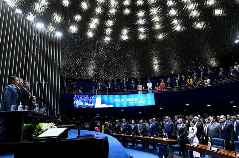 Senadores tomam posse na primeira reunião preparatória