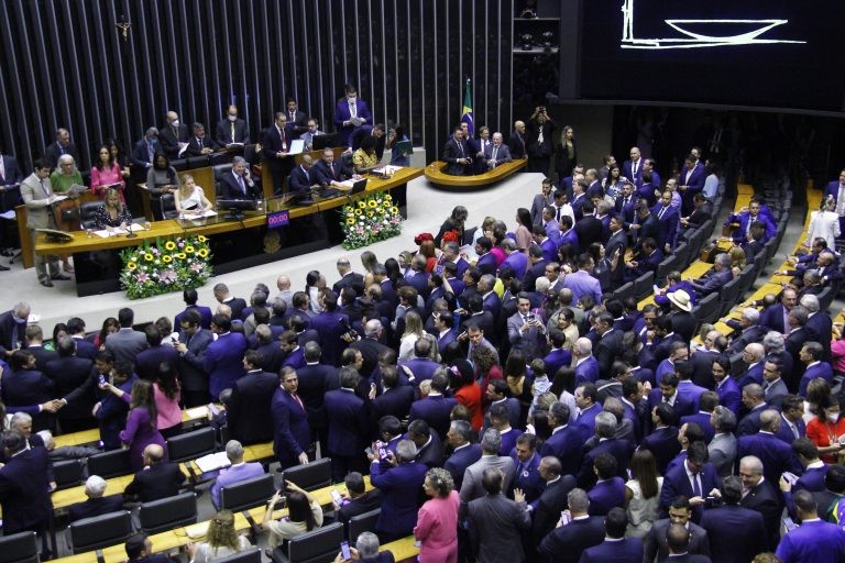 Átila Lins discursa em favor da Amazônia e do desmatamento zero