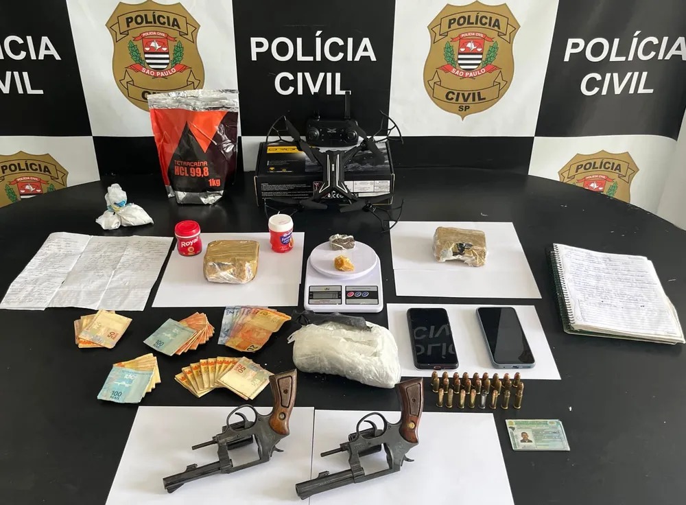 Polícia Civil prende membro de facção acusado de tráfico em Guarujá; drogas e armas apreendidos