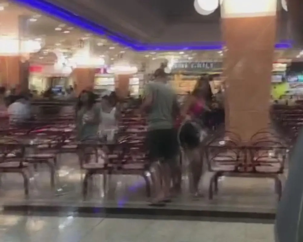 Explosão de cilindro de gás em shopping provoca susto e correria;problema foi na mangueira