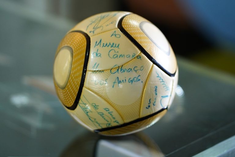 Bola assinada por Neymar e roubada durante os ataques golpistas é recuperada