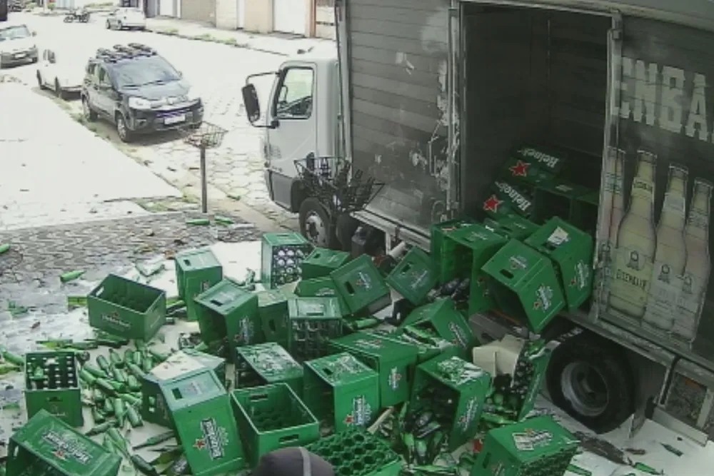 Litros de cerveja se perderam com a queda de engradados de um caminhão; não houve feridos