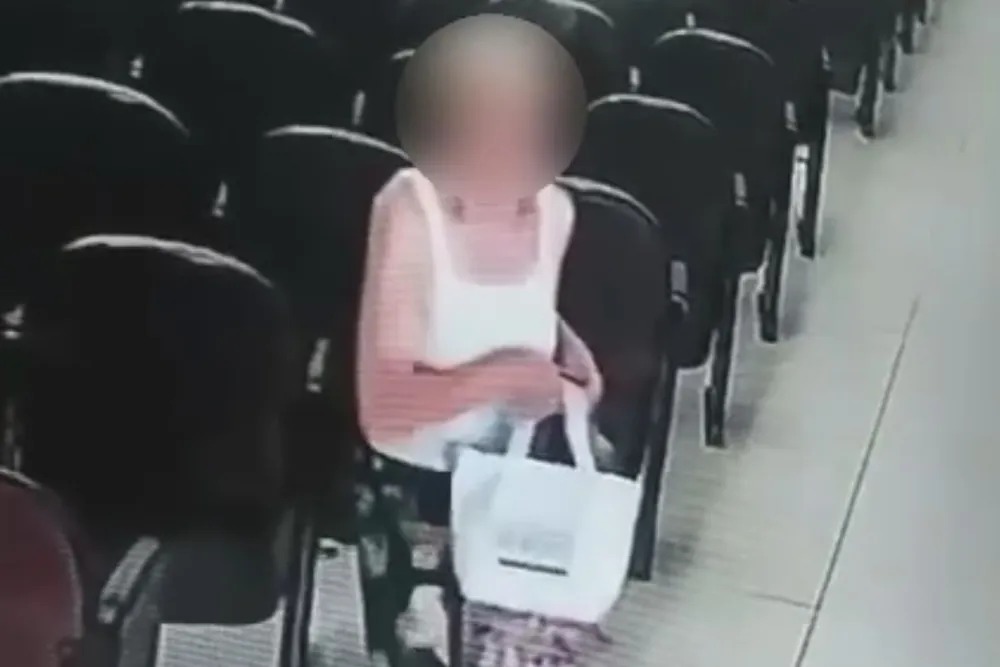 Idosa não resiste à tentação e furta celular dentro da igreja Universal;bispo alerta fiéis