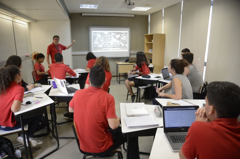 Meninas têm poucas referências em exatas e dificuldade em matemática