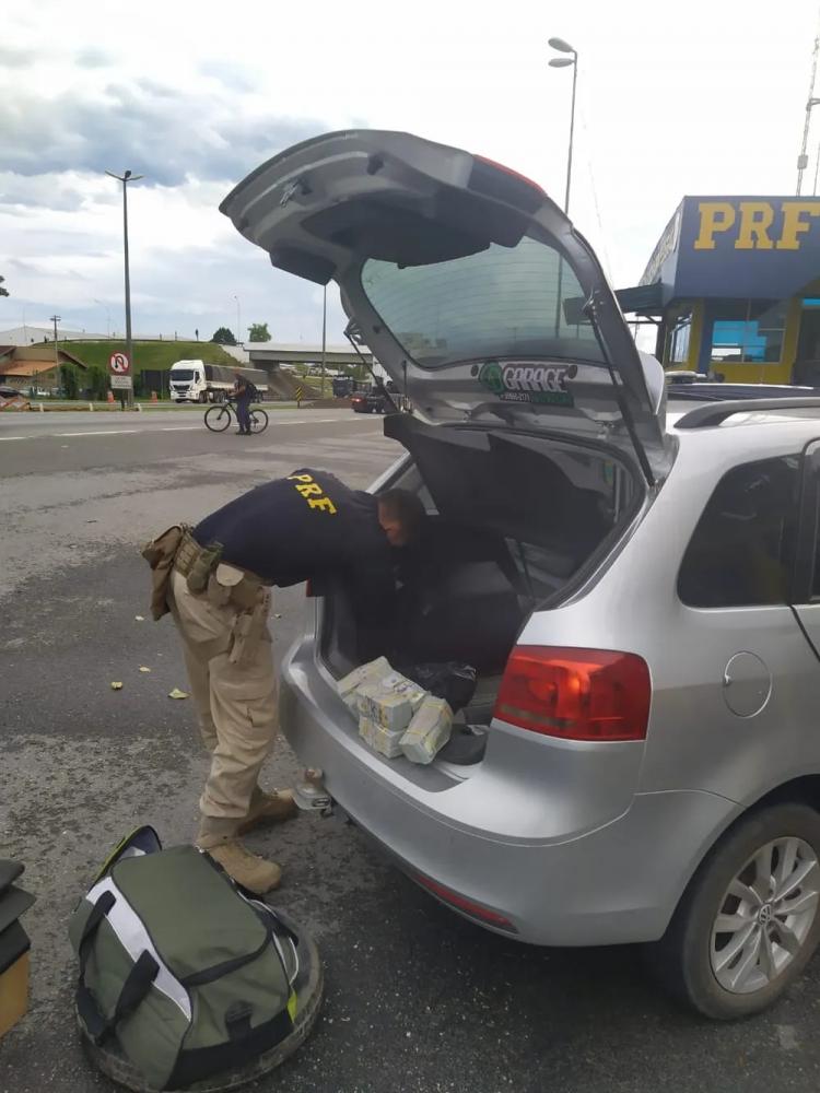 Motorista é preso na Régis com US$ 300 mil escondidos na lataria do carro;não explicou nada