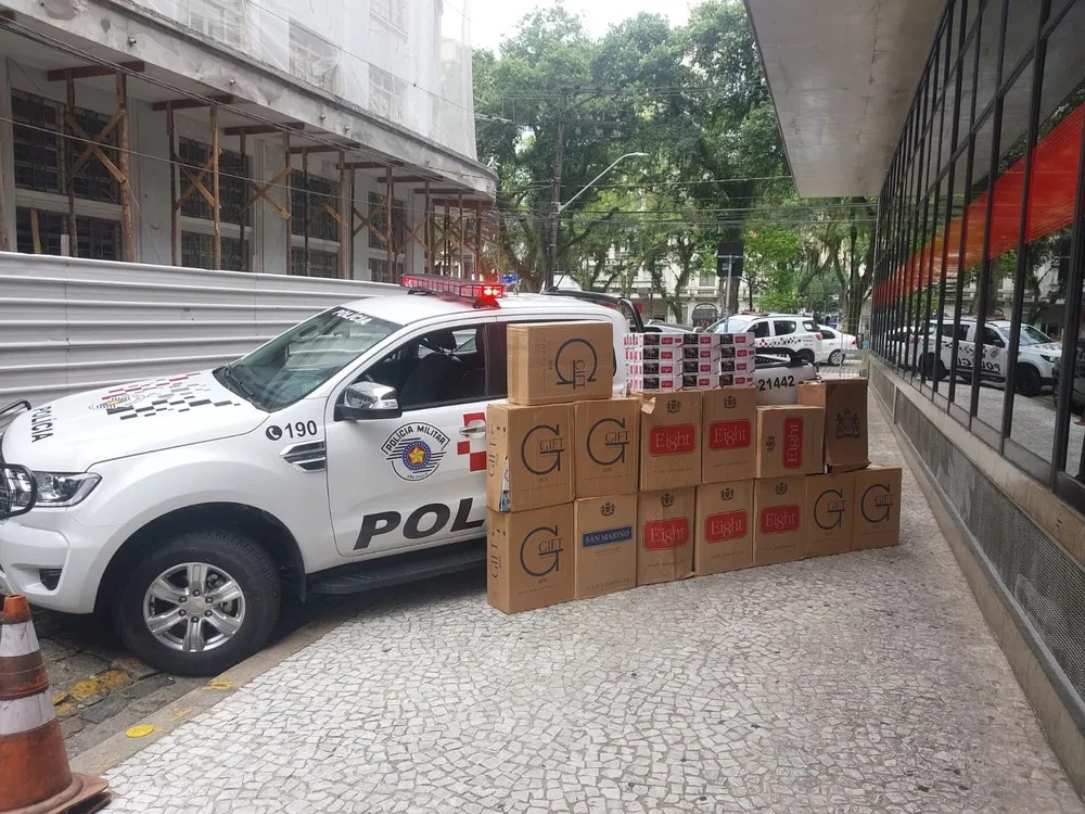 Mãe entrega filho que contrabandeava cigarros falsificados;mais de 700 pacotes
