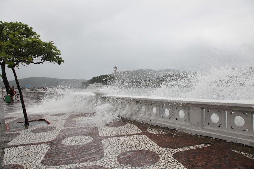 Fim de semana de carnaval requer cuidados redobrados na Baixada; chuva, frio e maré ameaçam