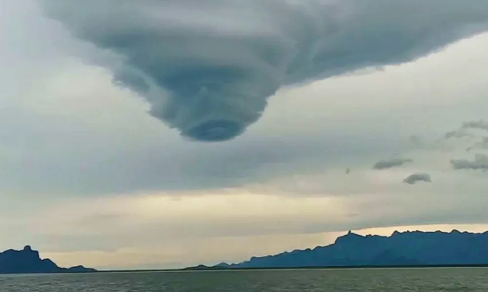 Nuvem-Tornado assusta moradores e turistas em Peruíbe; o fenônemo não evoluiu para tornado