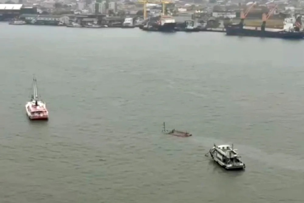 Ressacas causam naufrágio de embarcação em Santos;Baixada sofre com temporal de 16 horas