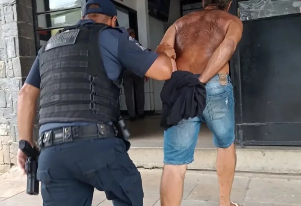 Homem que jogava alumínio e peças cortantes em populares já matou e estava solto