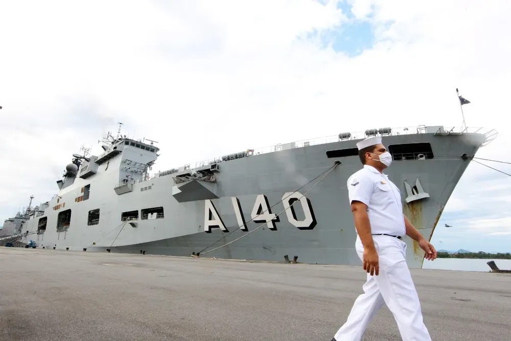 Maior navio da Marinha brasileira vai dar suporte às vítimas do temporal em São Sebastião;180 fuzileiros a bordo
