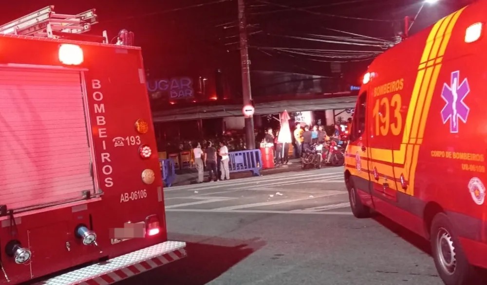 Curto-circuito assusta funcionários e clientes de bar em Santos; sem vítima