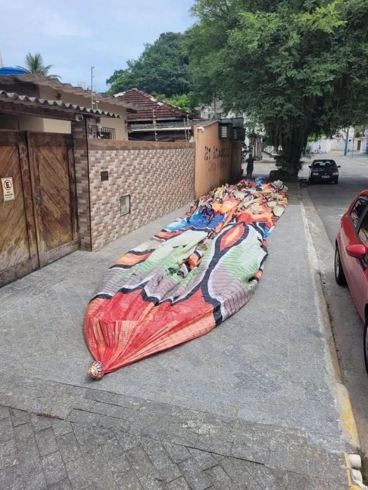 Balão de 17 metros sobrevoa praias e cai sobre casa;morador foi ameaçado pelos balonistas