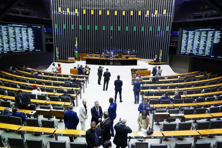 Deputados podem votar amanhã projeto que cria o programa Crédito da Mulher; acompanhe
